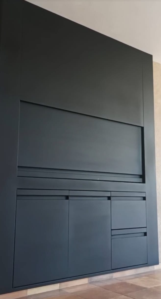 Frente de asador negro minimalista